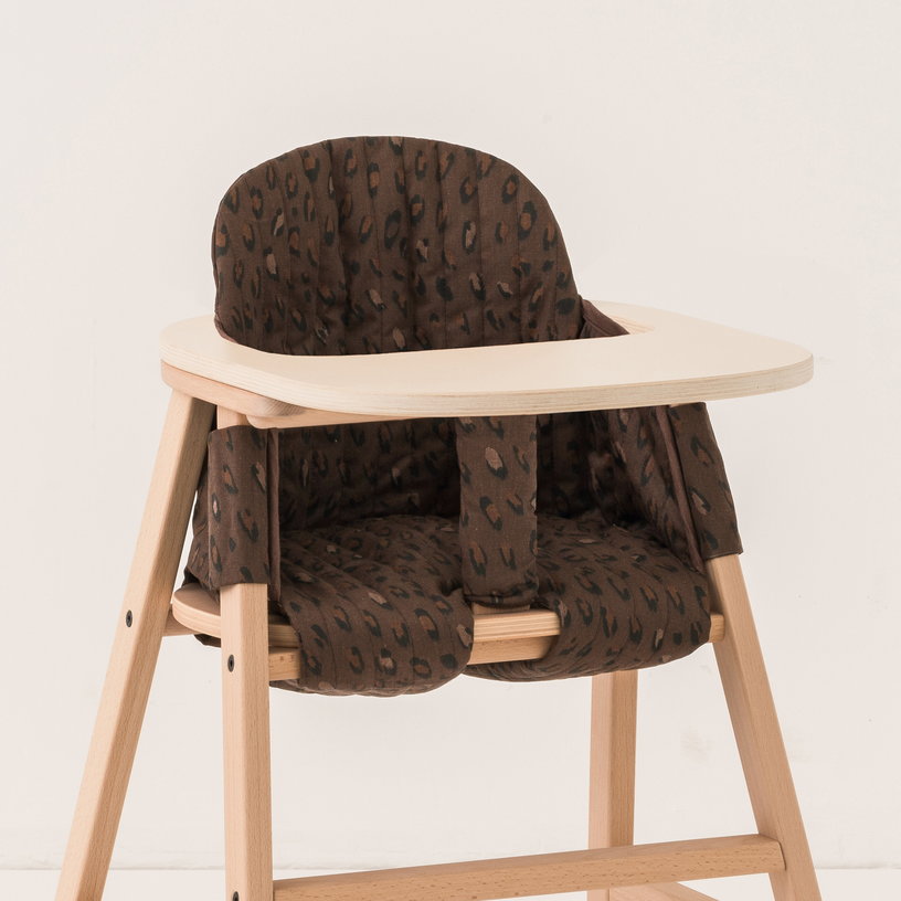 chaise-evolutive-avec-plateau-en-hetre-et-coussin-en-coton-bio-marron-growing-green-nobodinoz-2