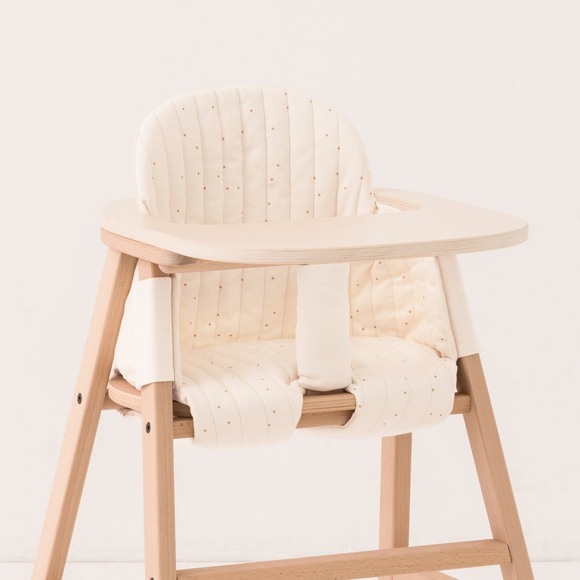 chaise-evolutive-avec-plateau-hetre-et-coussin-en-coton-bio-naturel-miel-growing-green-nobodinoz-2