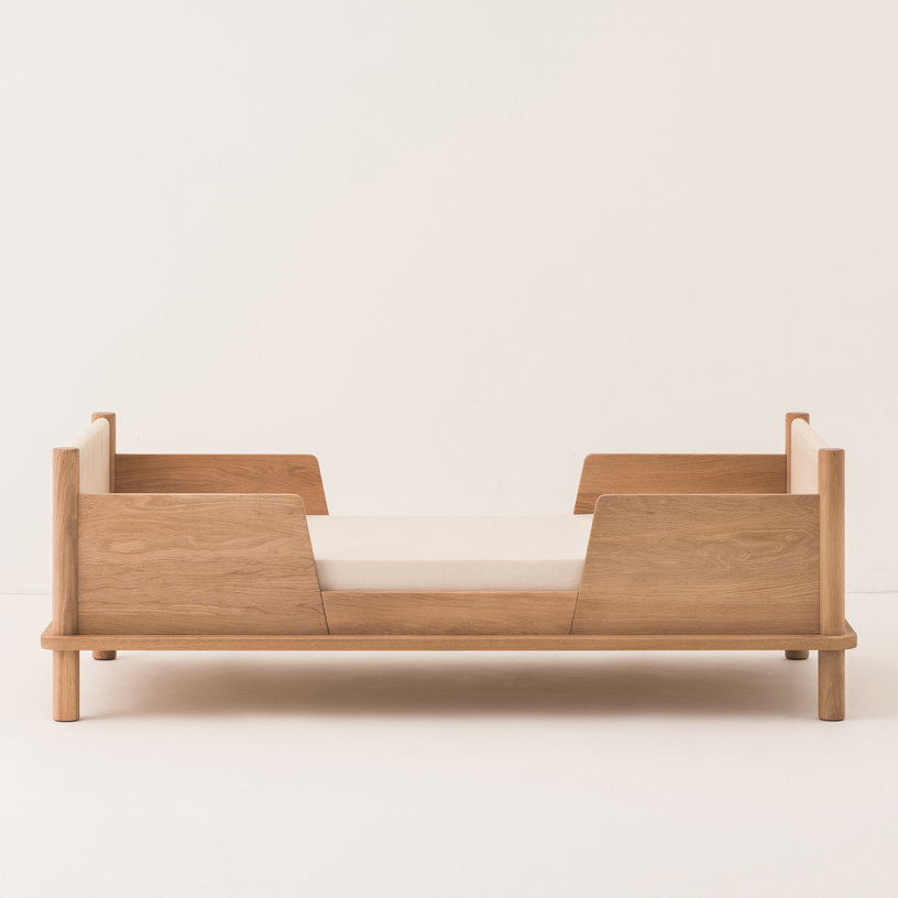 lit-enfant-et-barrieres-de-securite-en-chene-massif-naturel-70x140cm-latitude-nobodinoz-2