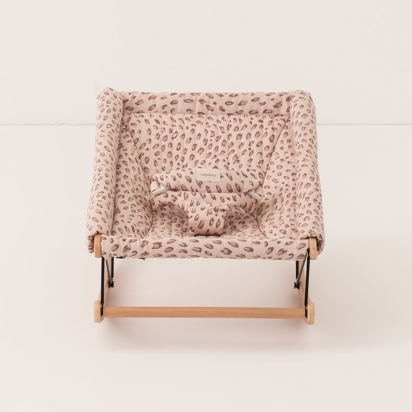 transat-bebe-en-bois-de-hetre-massif-en-coton-bio-leonie-latte-82x44x39cm-growing-green-nobodinoz-2