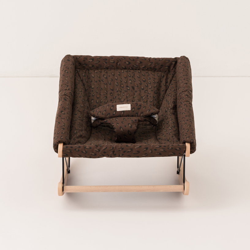 transat-bebe-en-bois-de-hetre-massif-en-coton-bio-marron-leonie-82x44x39cm-growing-green-nobodinoz-2