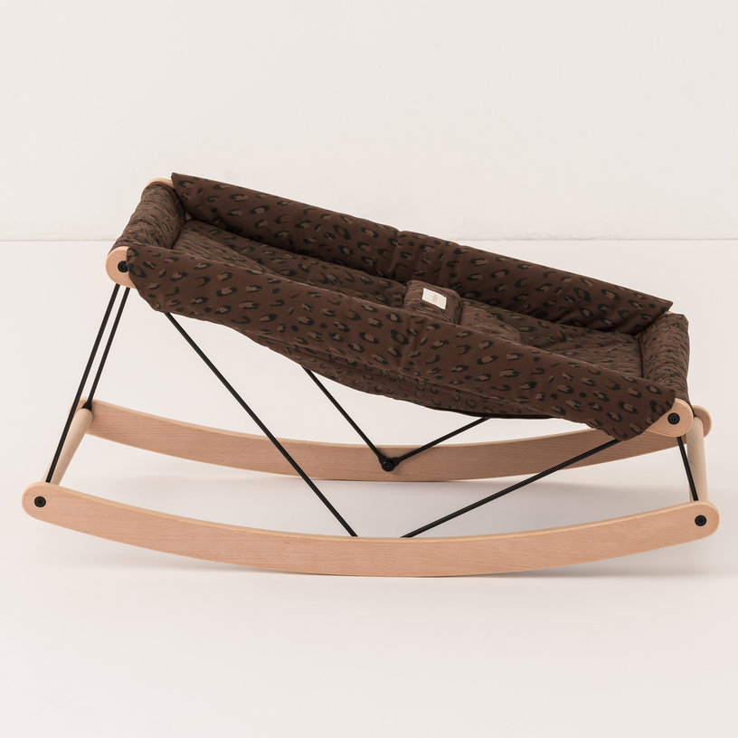 transat-bebe-en-bois-de-hetre-massif-en-coton-bio-marron-leonie-82x44x39cm-growing-green-nobodinoz-3