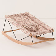 transat-bebe-en-bois-de-hetre-massif-en-coton-bio-leonie-latte-82x44x39cm-growing-green-nobodinoz-1