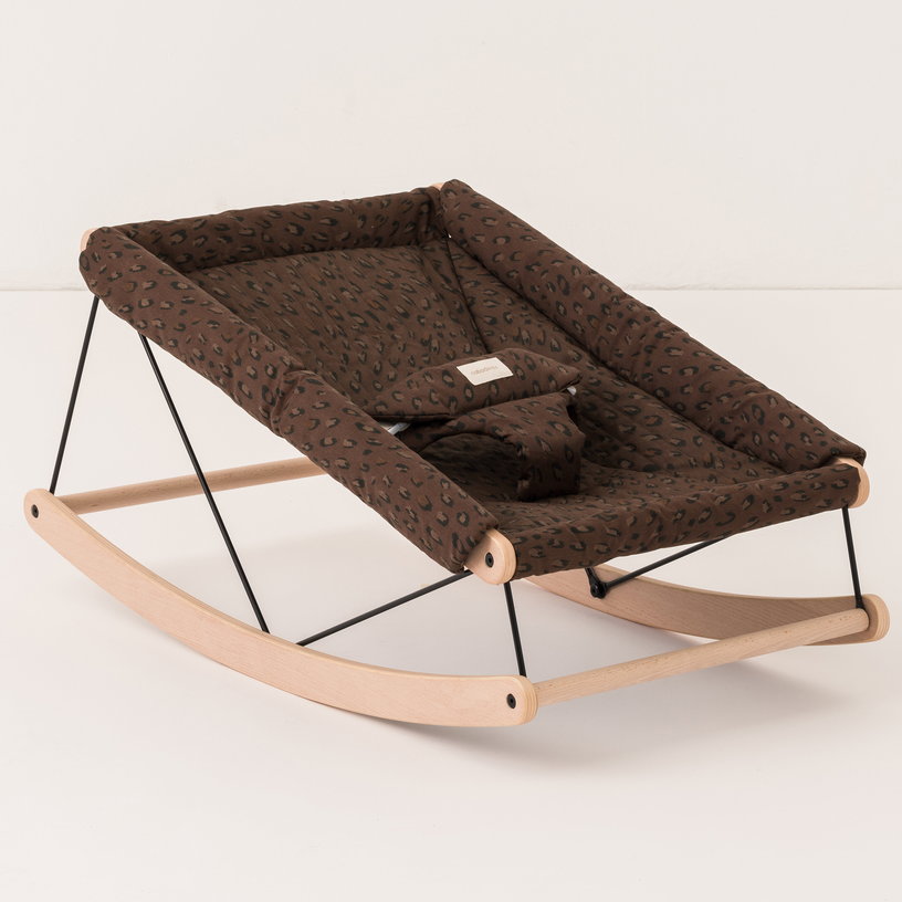 transat-bebe-en-bois-de-hetre-massif-en-coton-bio-marron-leonie-82x44x39cm-growing-green-nobodinoz-1