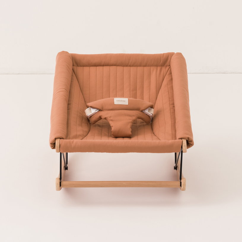 transat-bebe-en-bois-de-hetre-massif-en-coton-bio-marron-siena-82x44x39cm-growing-green-nobodinoz-2