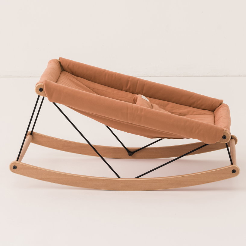 transat-bebe-en-bois-de-hetre-massif-en-coton-bio-marron-siena-82x44x39cm-growing-green-nobodinoz-3