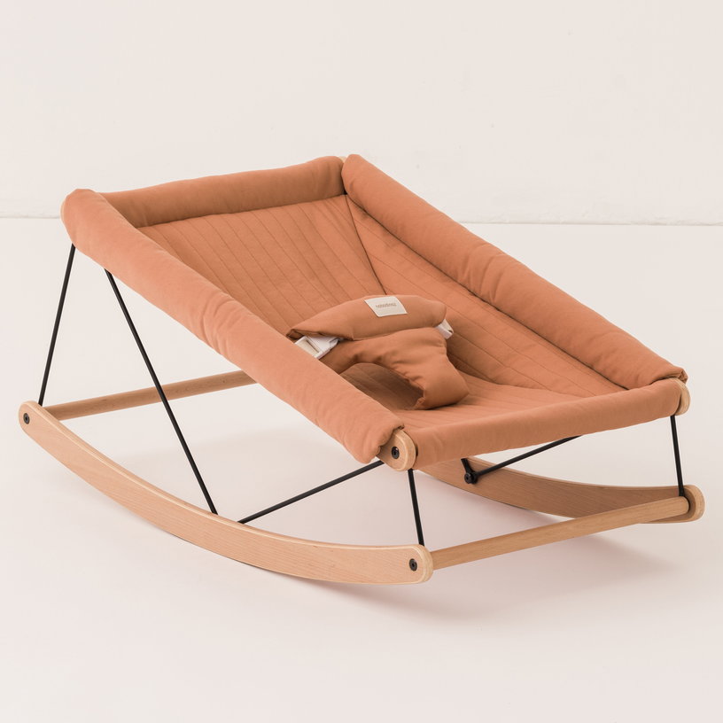 transat-bebe-en-bois-de-hetre-massif-en-coton-bio-marron-siena-82x44x39cm-growing-green-nobodinoz-1