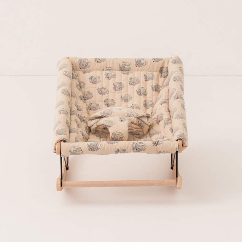 transat-bebe-en-bois-de-hetre-massif-en-coton-bio-bleu-creme-82x44x39cm-growing-green-nobodinoz-2