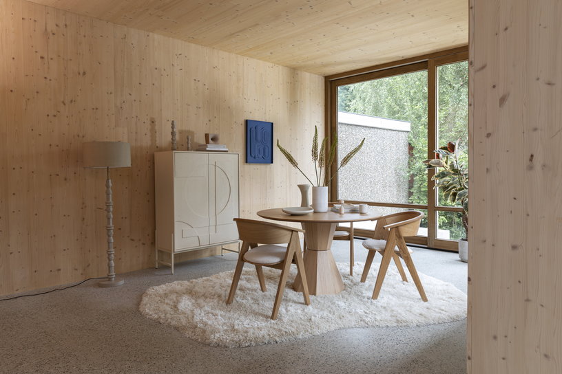 table-a-manger-ronde-en-acacia-120x75cm-lotus-zuiver-10