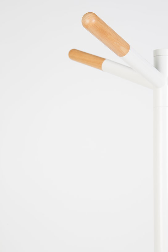 porte-manteaux-en-metal-blanc-et-details-bois-175-5cm-tip-zuiver-2