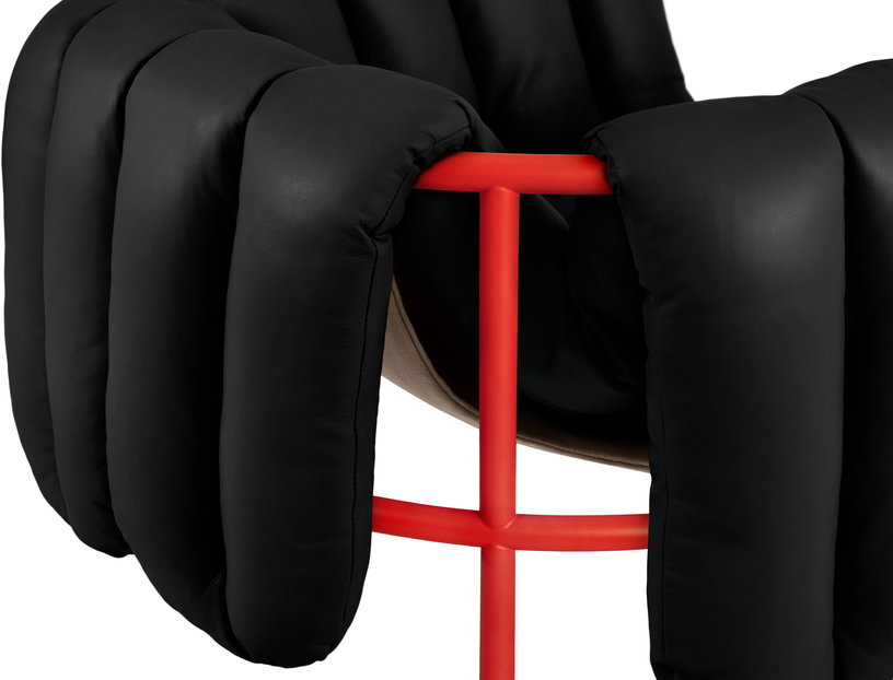 fauteuil-lounge-en-cuir-noir-et-acier-rouge-puffy-hem-2