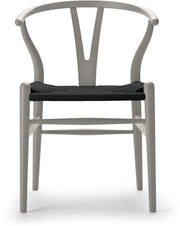chaise-en-hetre-soft-silver-gray-et-assise-tissee-noire-76cm-ch24-carl-hansen-son-1