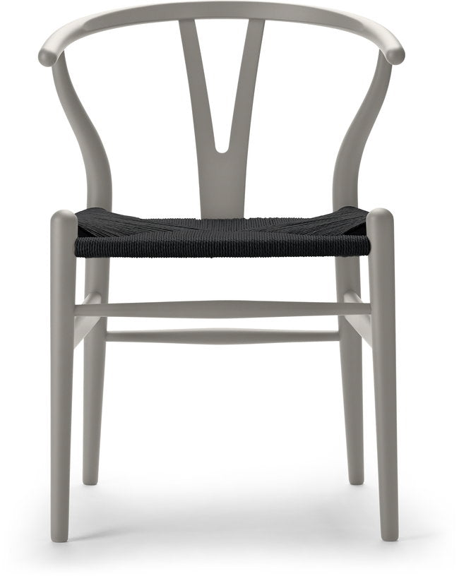 chaise-en-hetre-soft-silver-gray-et-assise-tissee-noire-76cm-ch24-carl-hansen-son-1