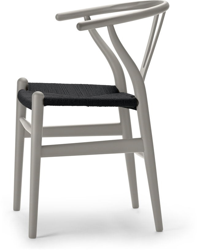 chaise-en-hetre-soft-silver-gray-et-assise-tissee-noire-76cm-ch24-carl-hansen-son-3