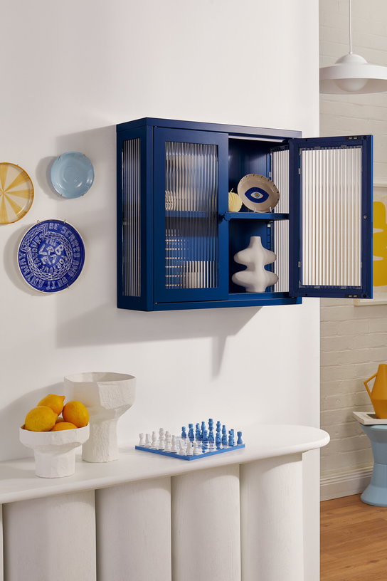 armoire-murale-en-acier-bleu-marine-et-verre-cannele-60x18x57cm-the-kit-mustard-made-5