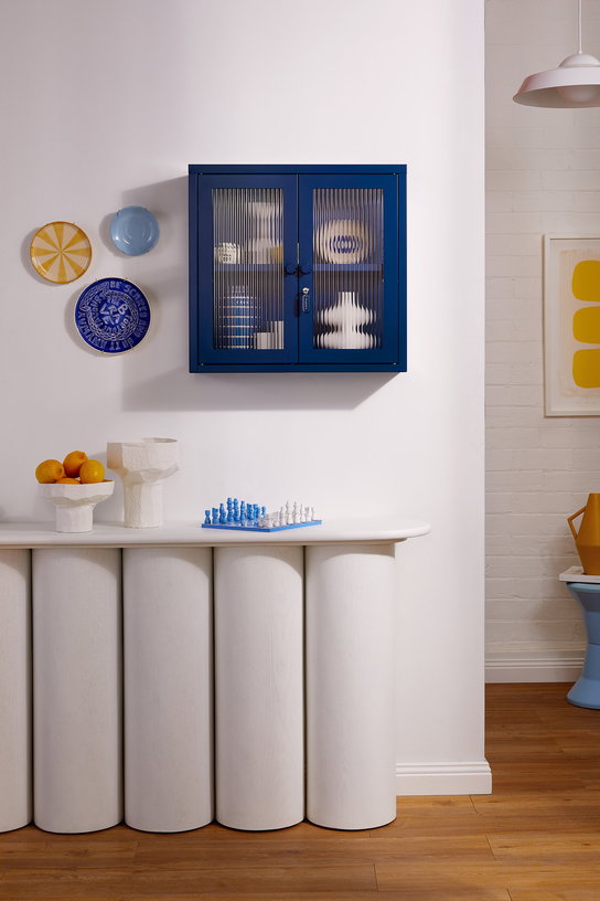 armoire-murale-en-acier-bleu-marine-et-verre-cannele-60x18x57cm-the-kit-mustard-made-10