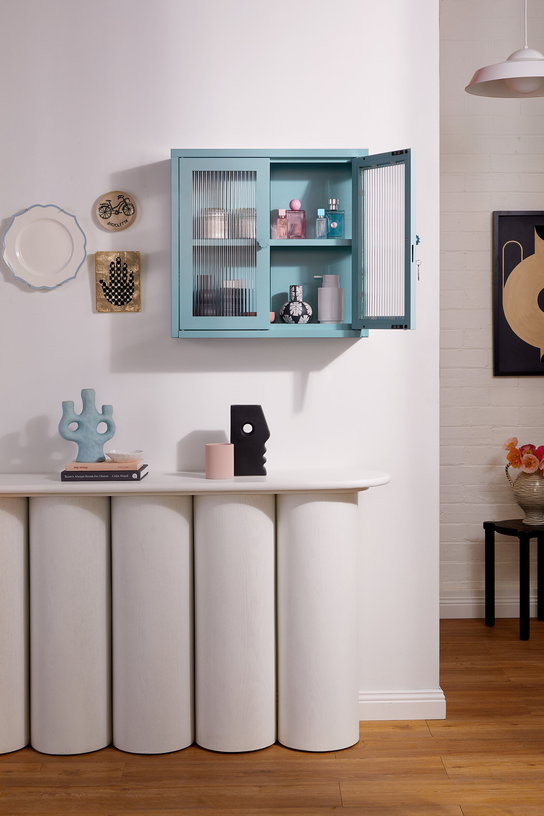 armoire-murale-en-acier-bleu-ocean-et-verre-cannele-60x18x57cm-the-kit-mustard-made-8