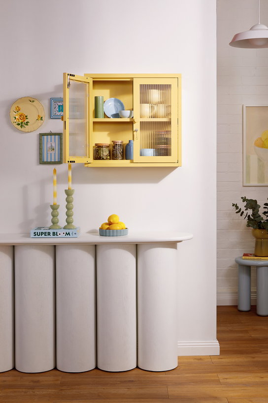 armoire-murale-en-acier-jaune-beurre-et-verre-cannele-60x18x57cm-the-kit-mustard-made-10