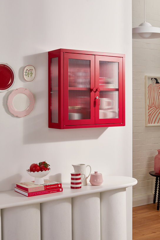 armoire-murale-en-acier-rouge-coquelicot-et-verre-cannele-60x18x57cm-the-kit-mustard-made-9