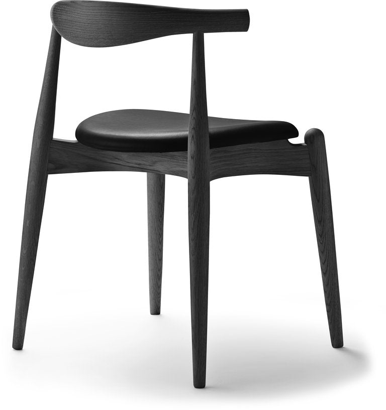 chaise-en-chene-teinte-noir-et-assise-en-cuir-thor-301-72-5cm-ch20-carl-hansen-son-2
