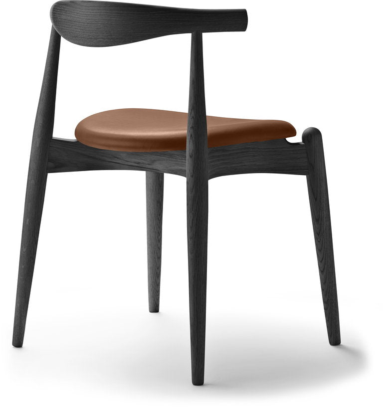 chaise-en-chene-teinte-noir-et-assise-en-cuir-thor-307-72-5cm-ch20-carl-hansen-son-2