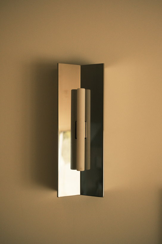 applique-murale-en-acier-poli-effet-miroir-48x17-5x12cm-arrow-violaine-d-harcourt-5
