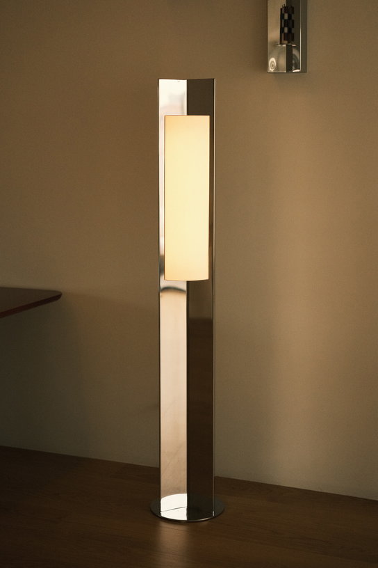 lampadaire-en-acier-poli-effet-miroir-avec-diffuseur-158x28x28cm-arrow-158-violaine-d-harcourt-1