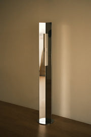 lampadaire-en-acier-poli-effet-miroir-158x28x28cm-arrow-158-violaine-d-harcourt-1