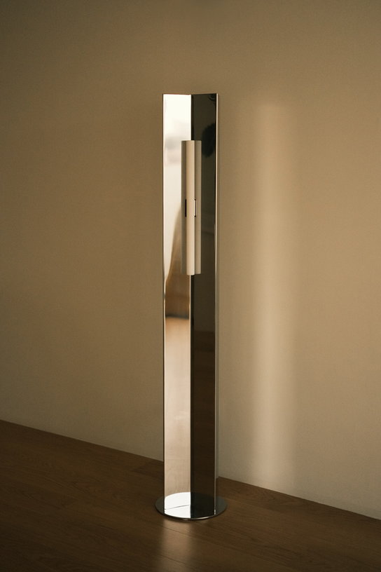 lampadaire-en-acier-poli-effet-miroir-158x28x28cm-arrow-158-violaine-d-harcourt-1