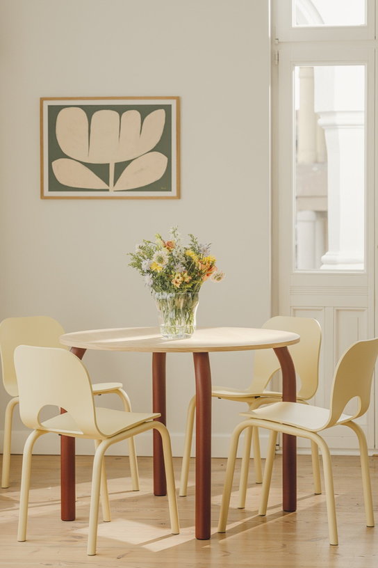 table-de-salle-a-manger-ronde-en-chene-et-pieds-rouge-auburn-100cm-meko-noo-ma-4