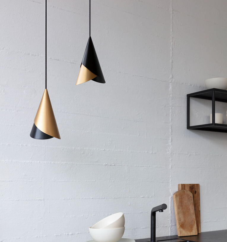 abat-jour-en-aluminium-dore-et-noir-cornet-umage-3