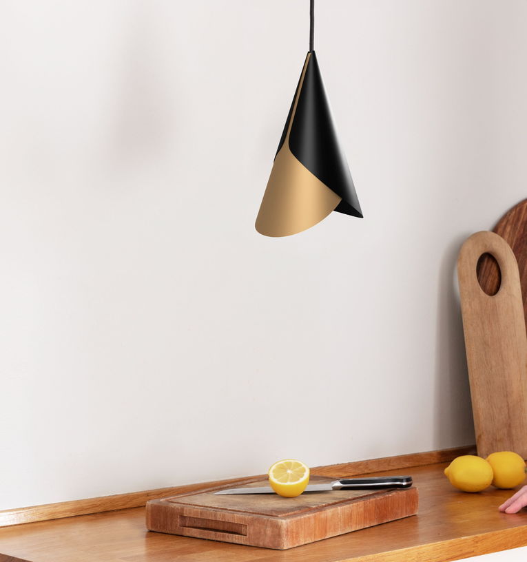 abat-jour-en-aluminium-dore-et-noir-cornet-umage-4