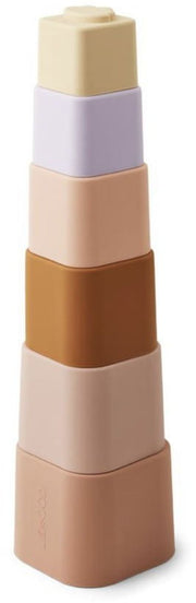 tour-de-gobelets-empilables-rose-en-silicone-36cm-liewood-1