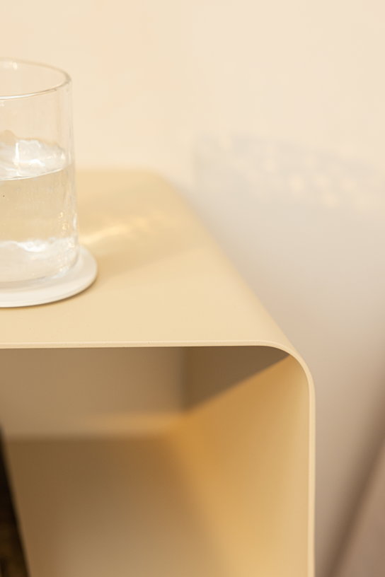 table-de-chevet-suspendue-en-acier-beige-cashew-47x17x25cm-nelio-metallbude-6