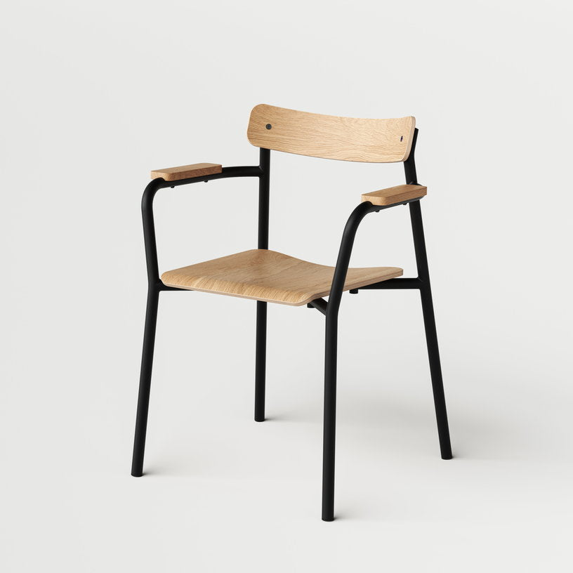 chaise-avec-accoudoirs-en-bois-eco-certifie-naturel-et-cadre-noir-graphite-etude-tiptoe-1