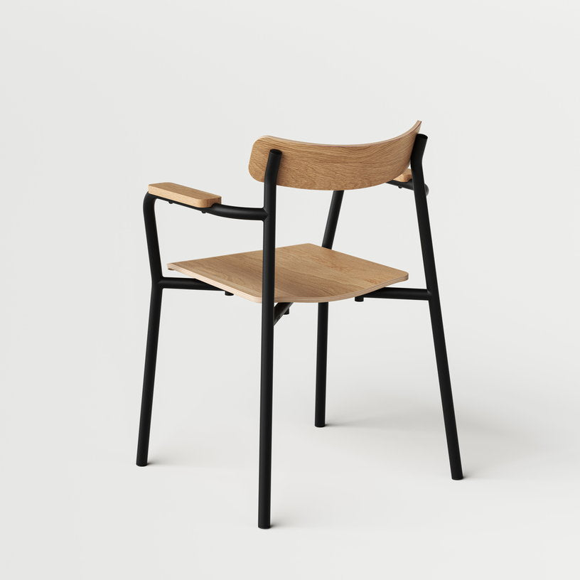 chaise-avec-accoudoirs-en-bois-eco-certifie-naturel-et-cadre-noir-graphite-etude-tiptoe-2