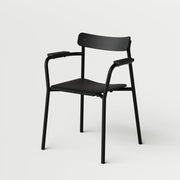 chaise-avec-accoudoirs-en-bois-eco-certifie-noir-etude-tiptoe-1