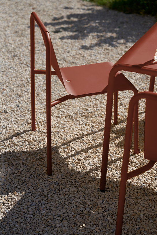 table-de-jardin-en-acier-thermolaque-rouge-brique-2-places-90x90cm-panorama-tiptoe-2