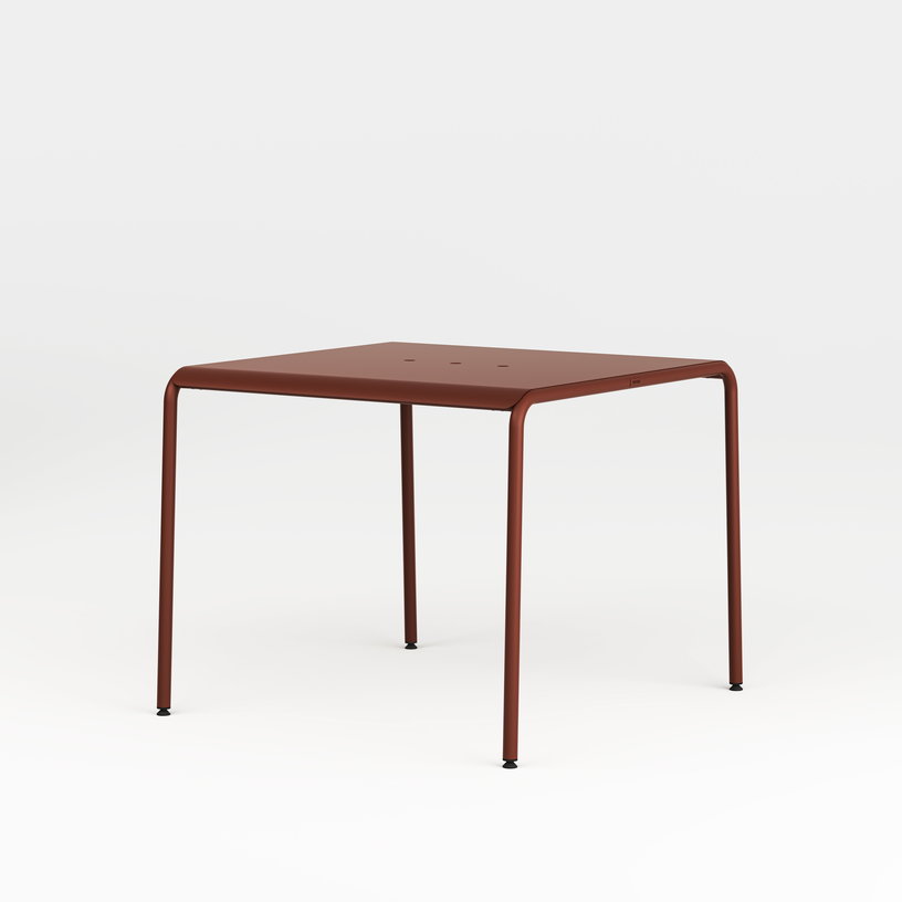 table-de-jardin-en-acier-thermolaque-rouge-brique-2-places-90x90cm-panorama-tiptoe-1