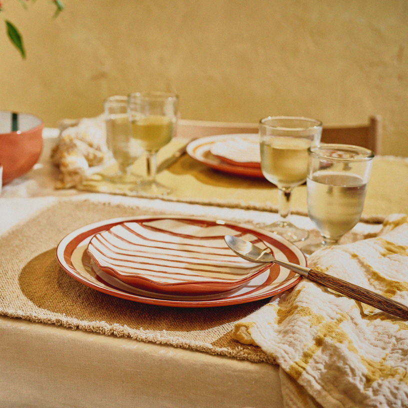 assiette-a-dessert-en-porcelaine-blanche-et-rouge-20cm-pomax-4