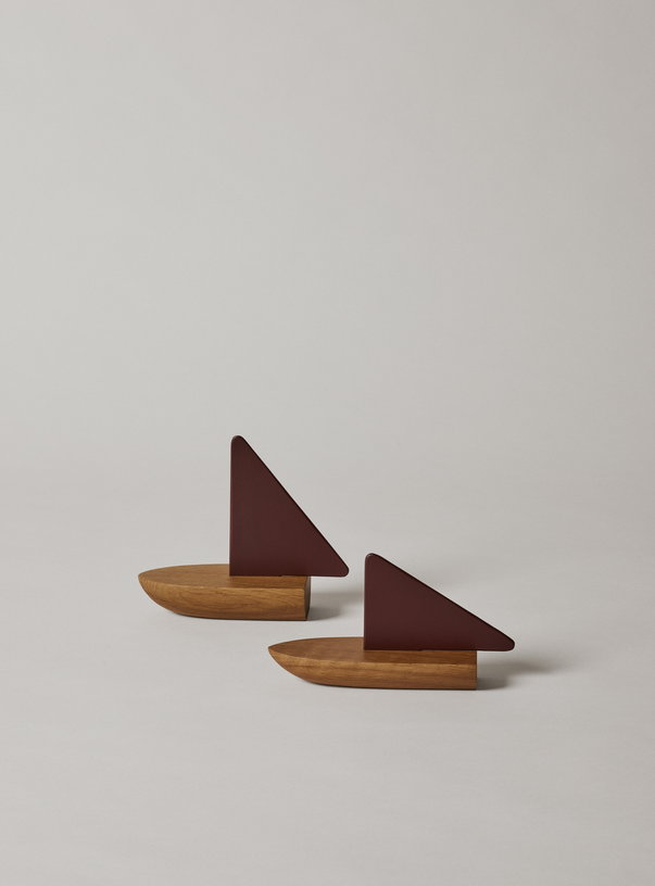 2-bateaux-en-bois-de-chene-noix-de-pecan-fonce-opty-boat-ferm-living-3