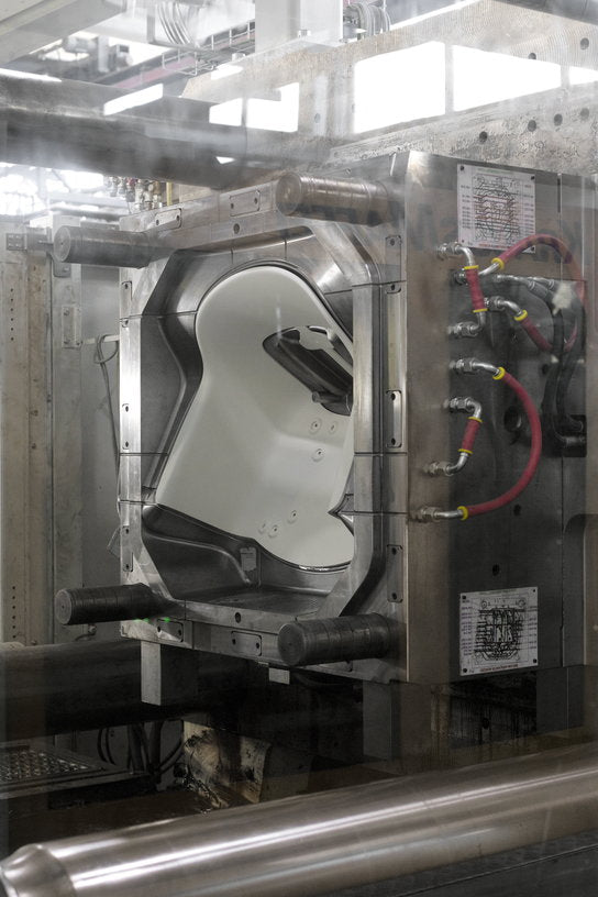 chaise-avec-accoudoirs-gris-ciel-bois-et-acier-noir-layout-212-hay-4