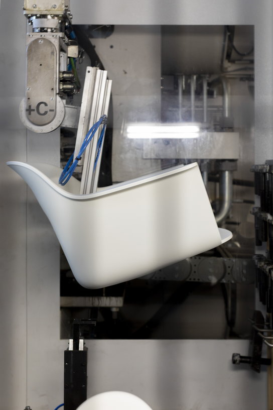 chaise-avec-accoudoirs-bordeaux-bois-noir-et-acier-noir-layout-212-hay-5