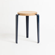 tabouret-en-chene-bleu-nuit-lou-tiptoe-1