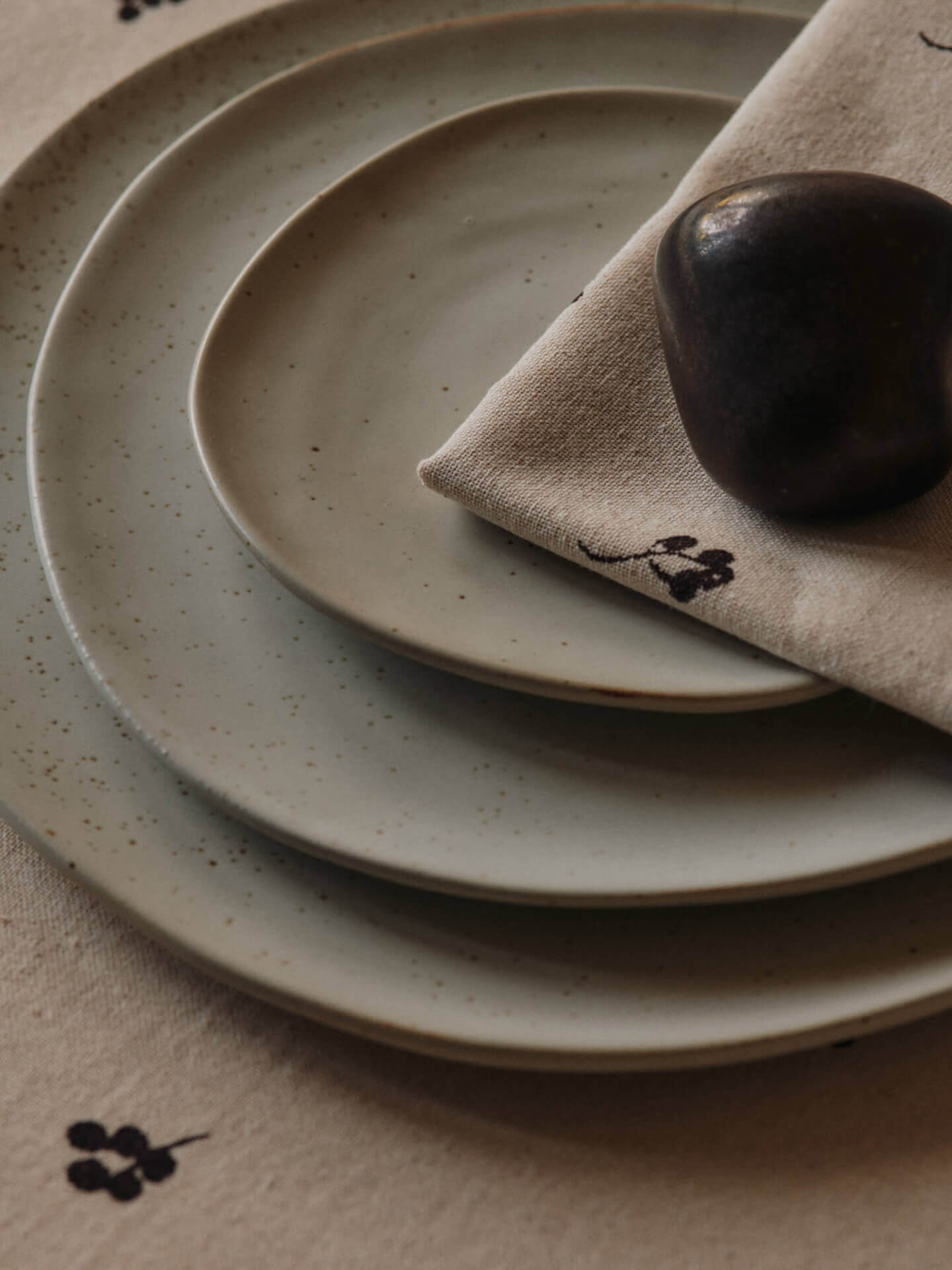 Serviettes de table en coton organique beige et chocolat 40cm Baies - Ferm living — 393973.jpg