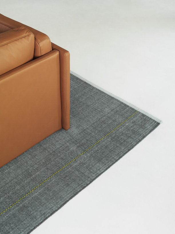tapis-rectangulaire-tisse-a-la-main-en-laine-bleu-240x170cm-seam-normann-copenhagen-6