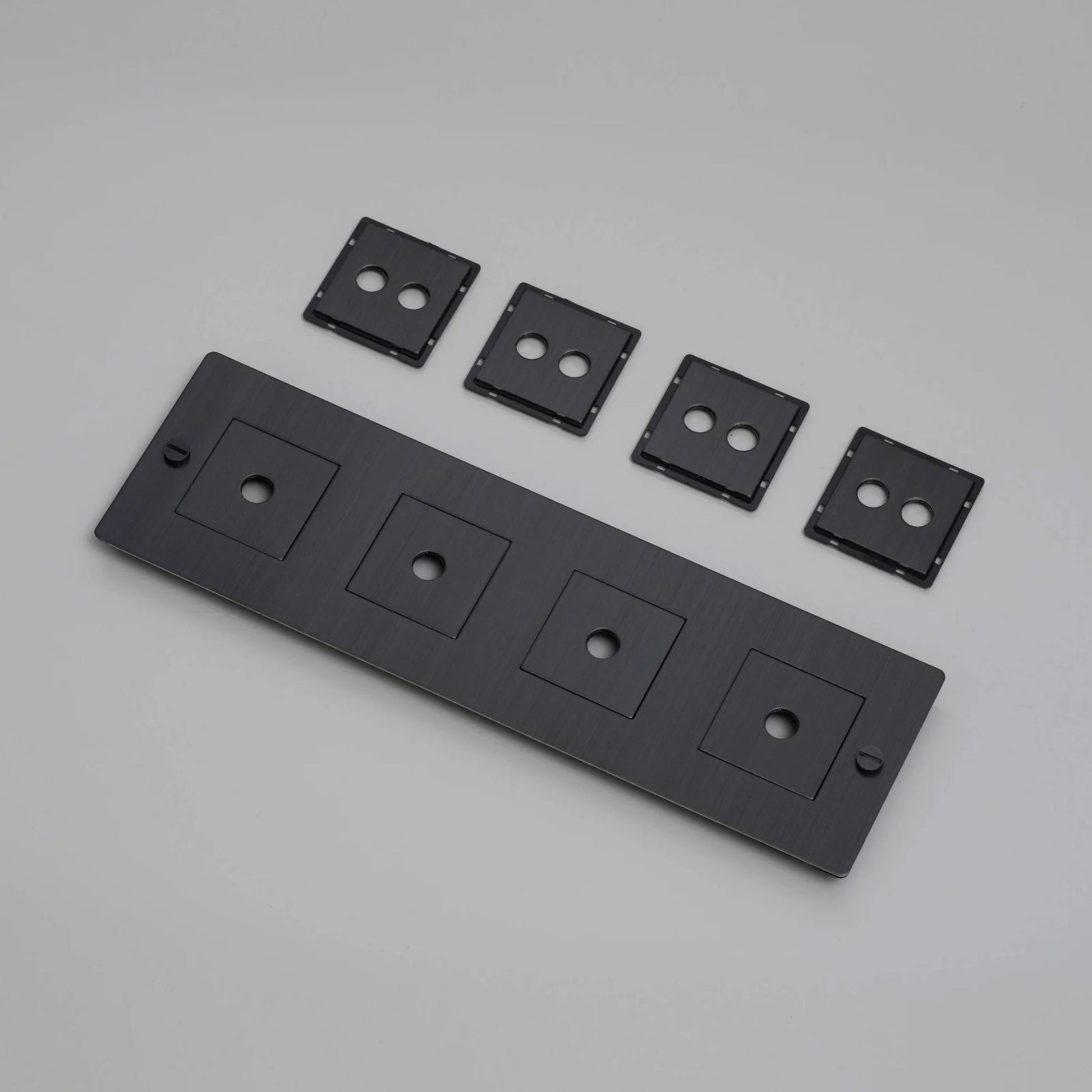 Plaque Prise 4G noir mat - Buster+Punch — 398428.jpg