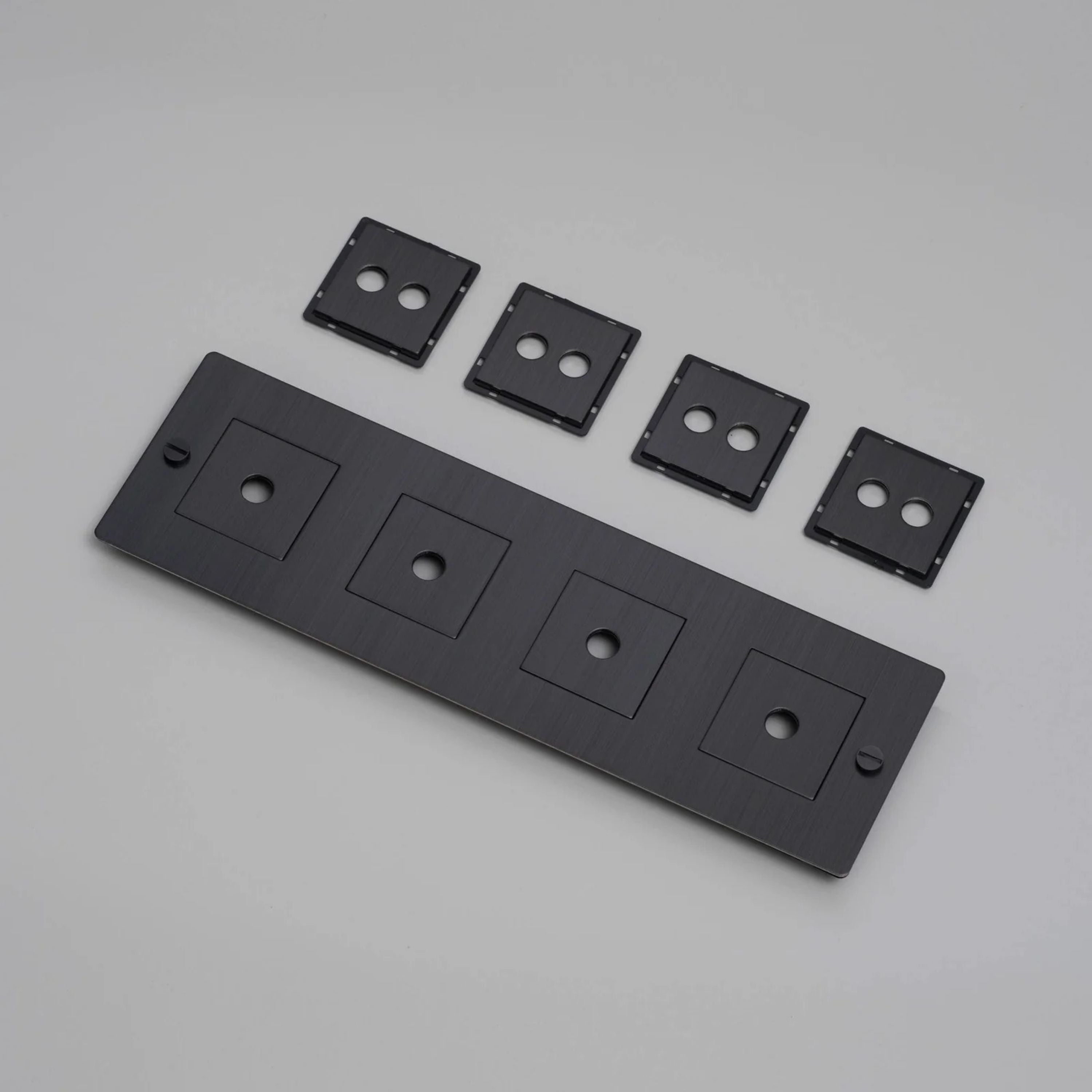 Plaque Prise 4G noir mat - Buster+Punch — 398428.jpg