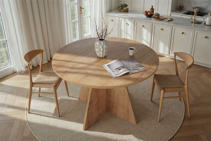 Table à manger ronde en bois clair avec ses chaises dans une cuisine