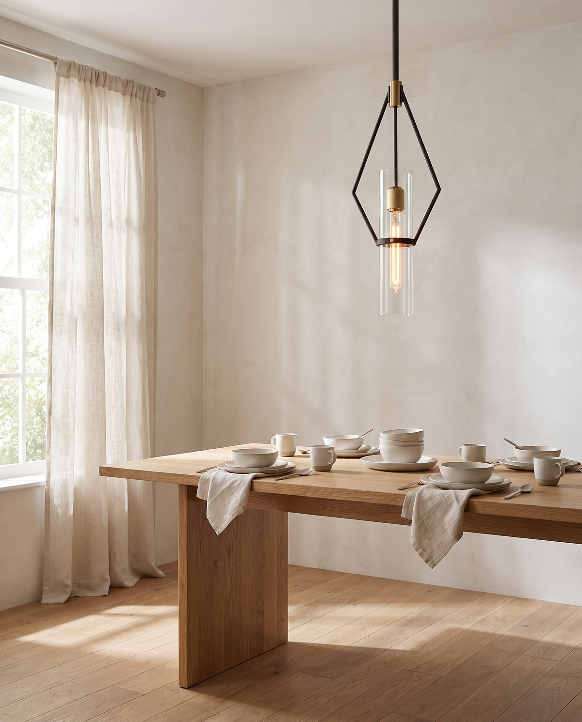 Suspension en fer bronze texturé et laiton brossé 24x62cm Raef - Troy Lighting en situation